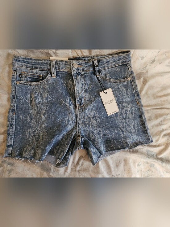 Judy Blue Pants - Judy Blue High-Rise Snakeskin Denim Shorts - Blue NWT